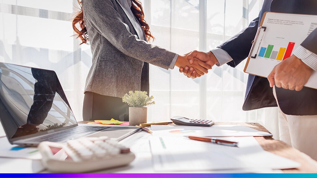 Parceria corporativa representada por aperto de mãos em ambiente de negócios com relatórios de crescimento e tecnologia.