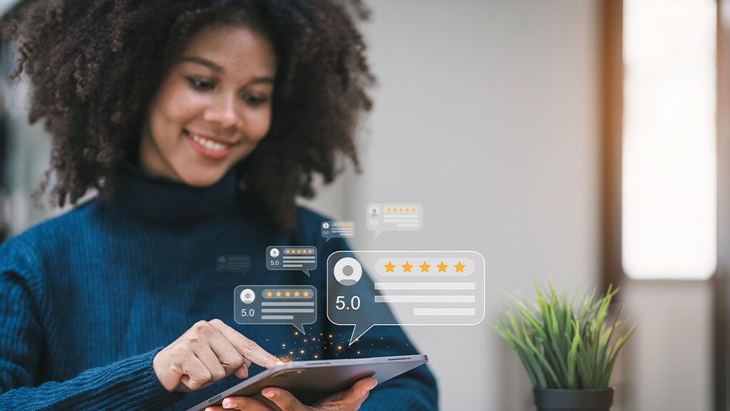 Mulher utilizando tablet com avaliações digitais de cinco estrelas, representando experiência do cliente, inovação em dados e personalização.