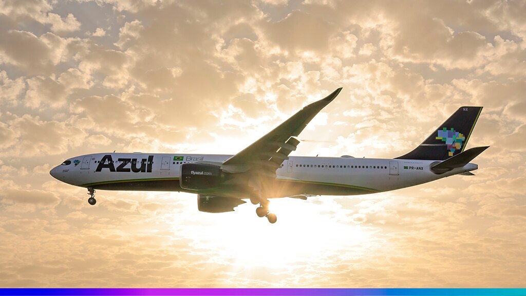 Avião da Azul Linhas Aéreas decolando ao pôr do sol, simbolizando sucesso empresarial, expansão e inovação no setor aéreo.