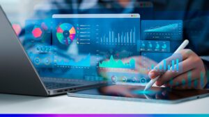 Análise de dados em dashboards digitais com gráficos e métricas em laptop e tablet, representando tecnologia aplicada aos negócios.