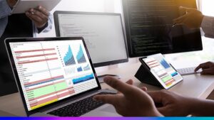Profissionais analisando dashboards de métricas e relatórios digitais em notebooks e tablets, representando integração do GA4 com CDP.