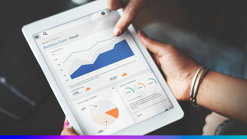 Pessoa utilizando um tablet com dashboard de métricas e gráficos, representando a integração entre Google Analytics 4 (GA4) e CDP para aprimorar insights de clientes.