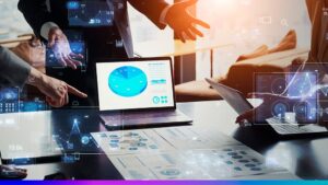 Profissionais em reunião analisando relatórios digitais e dashboards de marketing, representando decisão entre comprar ou construir uma plataforma de marketing digital.