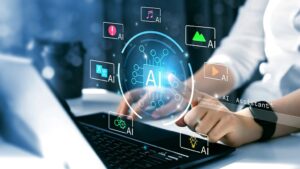 Profissional utilizando laptop com ícones de inteligência artificial flutuando na tela, simbolizando o uso de IA para aprimorar estratégias de dados e CDP