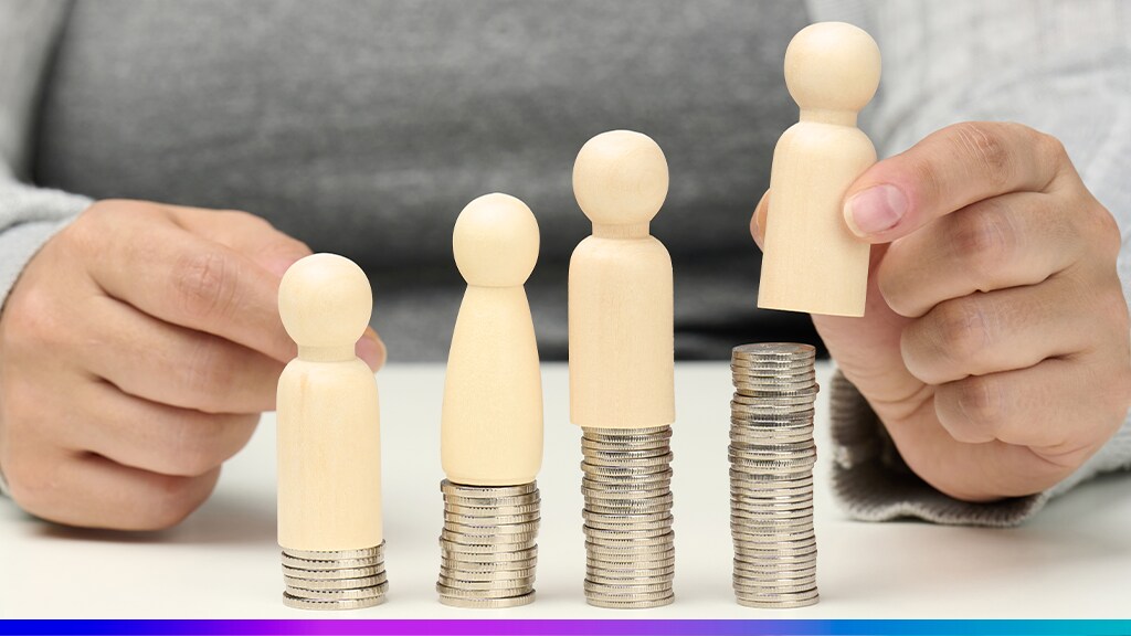 Pessoa posicionando figuras humanas sobre pilhas de moedas, simbolizando o aumento de receita e o retorno financeiro com a implementação de CDP.