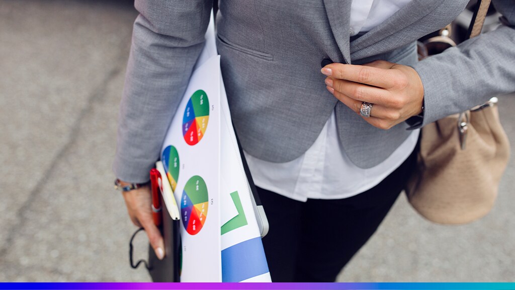 Profissional de marketing segurando gráficos coloridos com dados de desempenho, simbolizando a importância da integração entre GA4 e plataformas CDP.