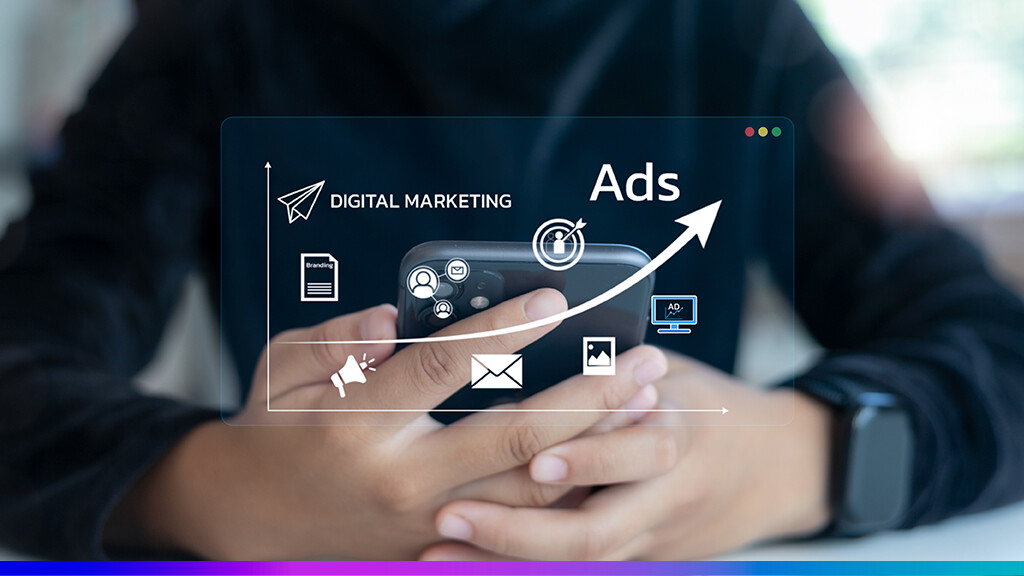 Escolha da melhor ferramenta de marketing digital representada por celular com ícones de anúncios, branding e estratégias online