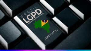 Teclado com tecla destacando o logo da LGPD do Brasil, representando a Lei Geral de Proteção de Dados e suas implicações legais na proteção de dados pessoais